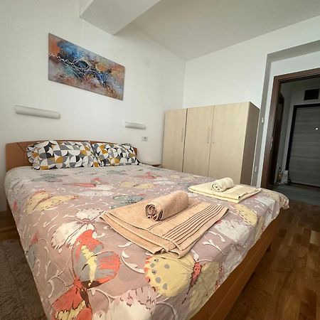 Ira'S 2 Bedroom Central Place With Private Parking Skopje Extérieur photo