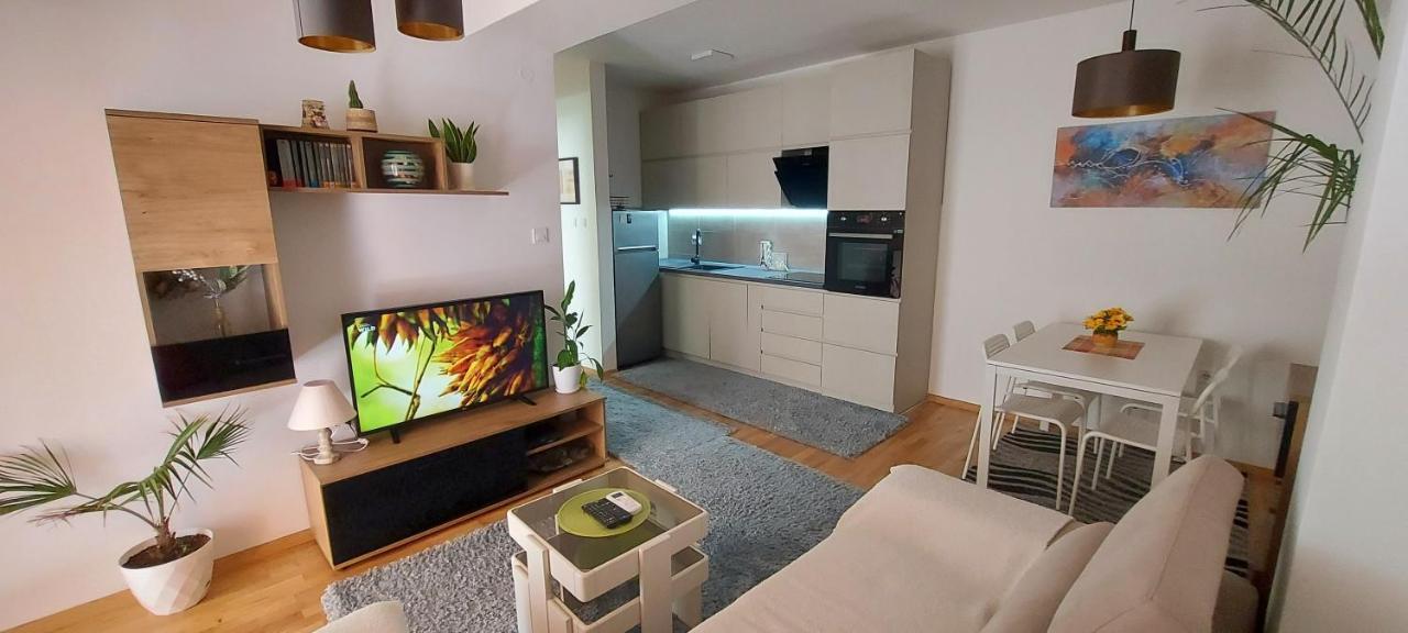 Ira'S 2 Bedroom Central Place With Private Parking Skopje Extérieur photo
